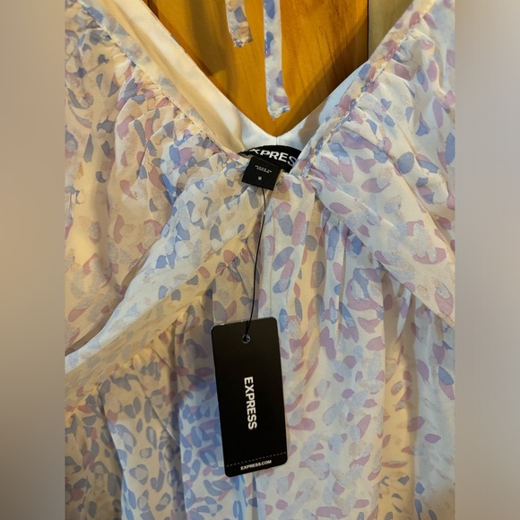 NWT Express Women’s Long-Sleeve Flowy Blouse with Pastel Colors and Pattern - Picture 8 of 9